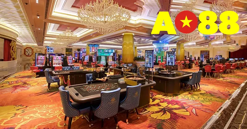 Khu sảnh chơi xa hoa với hàng trăm bàn Baccarat, Blackjack, Poker và Roulette chuẩn Las Vegas